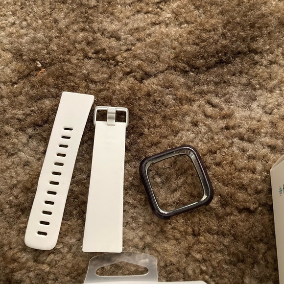 Rose Gold Fitbit Versa with Accessories all in excellent condition - Picture 7 of 12